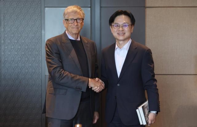 김정관 산업통상자원부 장관은 22일 서울 여의도 콘래드호텔에서 빌 게이츠 게이츠재단 이사장과 면담을 갖고 테라파워와 한국 기업 간 에너지 협력 방안 등을 논의했다 사진산업통상자원부
