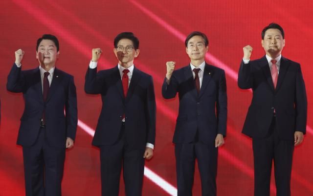 22일 충북 청주시 흥덕구 청주오스코에서 열린 국민의힘 제6차 전당대회에서 안철수왼쪽부터 김문수 조경태 장동혁 당 대표 후보가 기념 촬영하고 있다 사진연합뉴스