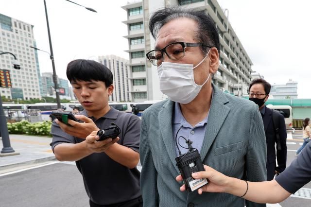 영장심사를 포기한 건진법사 전성배 씨가 21일 민중기 특별검사팀 사무실이 마련된 서울 종로구 KT 광화문빌딩 웨스트에서 대기하기 위해 출석하고 있다사진연합뉴스