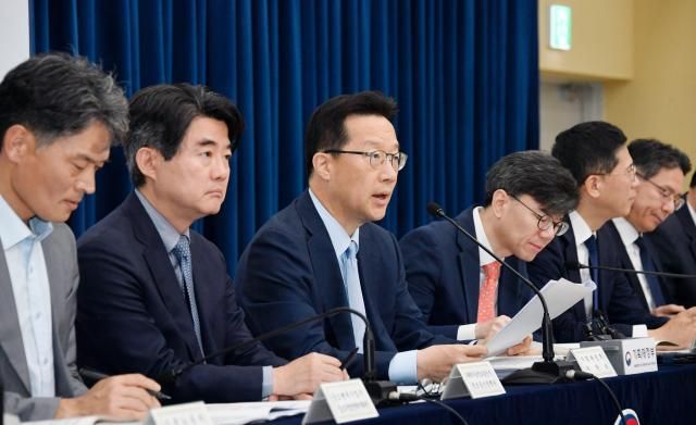 윤인대 기획재정부 차관보왼쪽에서 세번째가 8월 19일 오전 정부세종청사 중앙동에서 열린 새정부 경제성장전략 상세 브리핑에서 주요내용을 발표하고 있다사진기재부