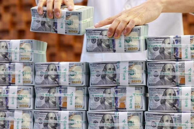 서울 중구 하나은행 본점 위변조대응센터에서 직원이 미국 달러화를 들어 보이는 모습 사진연합뉴스 