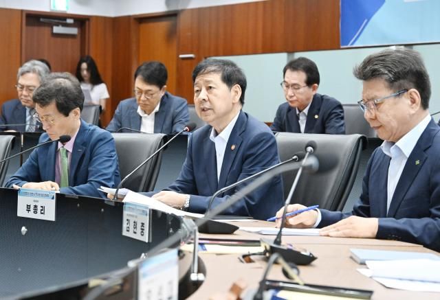 구윤철 부총리 겸 기획재정부 장관이 22일 서울 중구 서울중앙우체국 포스트타워에서 열린 산업안전 관련 공공기관 긴급간담회를 주재하고 있다사진기획재정부