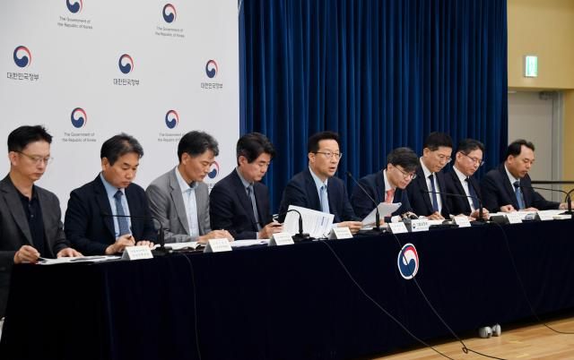 윤인대 기획재정부 차관보가 8월 19일 오전 정부세종청사 중앙동에서 열린 새정부 경제성장전략 상세 브리핑에서 주요내용을 발표하고 있다 사진기획재정부