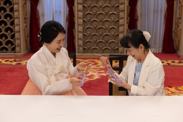 김혜경 여사와 이시바 시게루 일본 총리의 부인 이시바 요시코 여사가 23일 일본 도쿄 총리 관저에서 친교 일정으로 한일 양국의 전통 매듭 만들기 체험을 하고 있다 사진연합뉴스