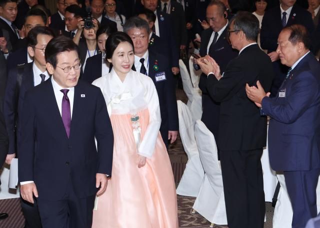  이재명 대통령과 김혜경 여사가 23일 일본 도쿄의 한 호텔에서 열린 재일 동포 오찬 간담회에 입장하고 있다 사진연합뉴스