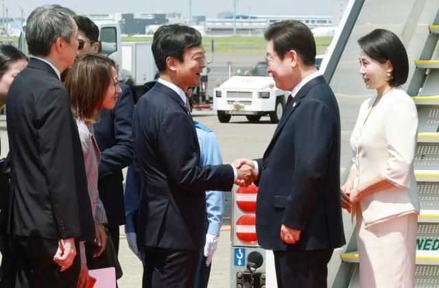1박 2일 일정으로 일본을 방문한 이재명 대통령과 김혜경 여사가 23일 일본 도쿄 하네다공항에 도착해 미야지 타쿠마 외무성 부대신과 인사하고 있다 사진연합뉴스