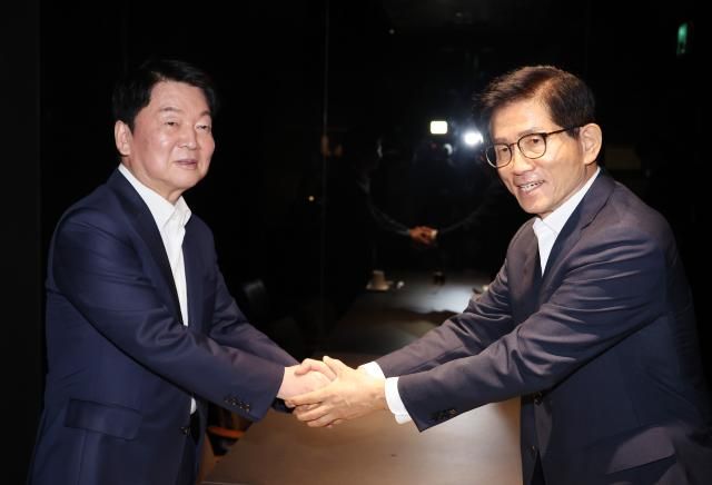 김문수 국민의힘 당 대표 후보와 안철수 의원이 23일 서울 여의도의 한 식당에서 만나고 있다 사진연합뉴스