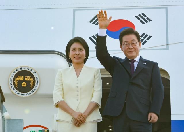 이재명 대통령과 김혜경 여사가 일본·미국 방문을 위해 23일 성남 서울공항을 출발하며 공군 1호기에 올라 인사하고 있다 사진연합뉴스