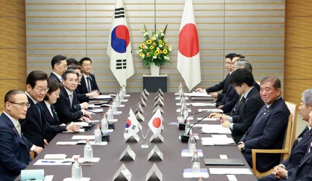 이재명 대통령과 이시바 시게루 일본 총리가 23일 일본 도쿄 총리 관저에서 한일 확대정상회담을 하고 있다 사진연합뉴스