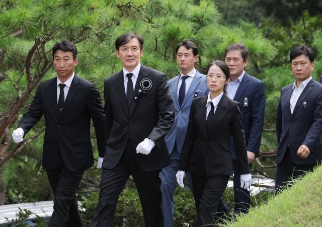 조국 조국혁신당 위원장이 지난 18일 서울 동작구 국립서울현충원 내 김대중 전 대통령 묘역을 찾아 참배를 하고 있다 사진연합뉴스