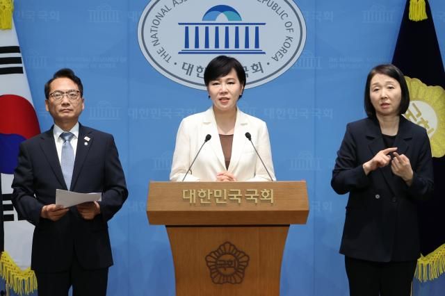 더불어민주당 정치테러대책위원회의 전현희 위원장이 지난 13일 서울 여의도 국회 소통관에서 이재명 대통령의 당대표 시절 발생했던 테러사건에 대한 축소·왜곡 시도를 규탄하고 수사를 촉구하고 있다 사진연합뉴스