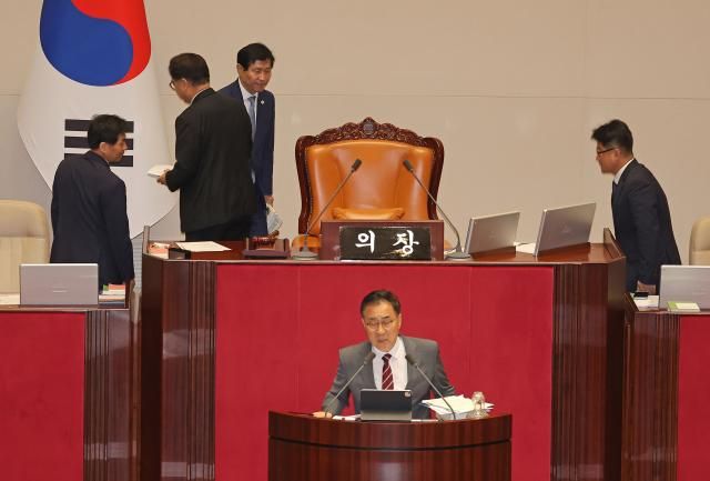 최형두 국민의힘 의원이 지난 21일 국회 본회의에서 한국교육방송공사법 일부개정법률안EBS법 관련 무제한토론필리버스터이 진행 중인 가운데 우원식 국회의장이 이학영 국회부의장과 의장 자리를 교대하고 있다 사진연합뉴스