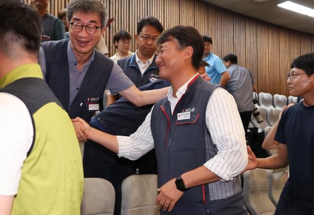 24일 국회 본회의에서 노동조합 및 노동관계조정법 일부개정법률안노란봉투법이 통과되자 민주노총 양경수 위원장과 조합원 진보당 당원들이 기뻐하고 있다 사진연합뉴스