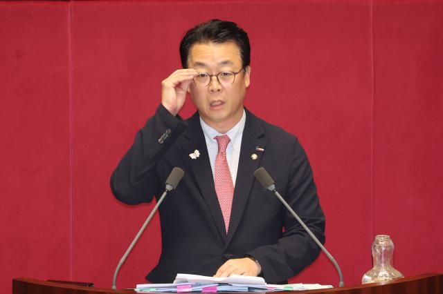 곽규택 국민의힘 의원이 24일 국회 본회의에서 2차 상법 개정안에 반대하는 필리버스터무제한 토론을 통한 합법적인 의사진행 방해를 하고 있다 사진연합뉴스