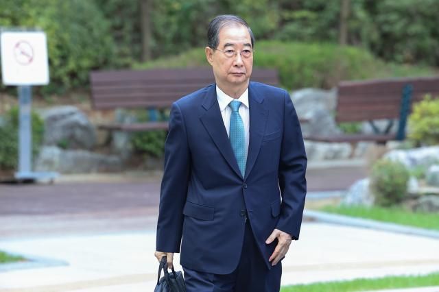 한덕수 전 국무총리가 22일 12·3 비상계엄 관련 내란·외환 사건을 수사하는 조은석 특별검사팀 사무실이 마련된 서울 서초구 서울고등검찰청으로 출석하고 있다 사진연합뉴스