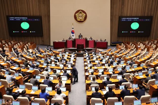 24일 국회 본회의에서 노동조합 및 노동관계조정법 일부개정법률안노란봉투법이 통과되고 있다 사진연합뉴스