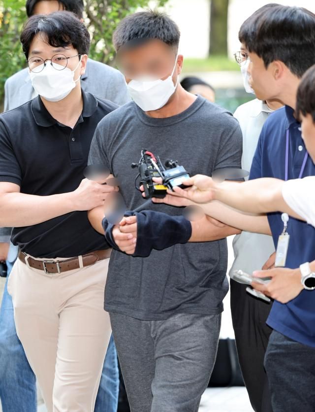 그룹 방탄소년단BTS의 정국 등 국내 재력가들의 자산을 탈취한 혐의를 받는 해킹조직 총책 중국 국적 A씨가 24일 서울 서초구 서울중앙지법에서 열린 구속 전 피의자 심문영장실질심사에 출석하고 있다 사진연합뉴스