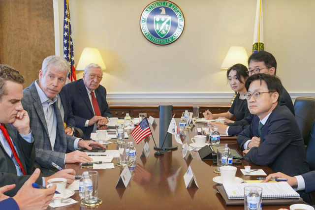 김정관 산업통상자원부 장관은 22일현지시간 한미 정상회담에 앞서 미국 워싱턴 DC 에너지부 회의실에서 크리스 라이트 에너지부 장관과 면담을 갖고 한미 양국간 에너지 협력 강화방안을 논의했다 사진산업통상자원부