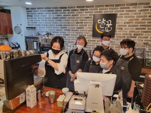 파파스윌 주간활동 직업 훈련과정을 마친 장애청년들이 달꿈카페 김포시청점에서 바리스타로 일했던 모습사진파파스윌