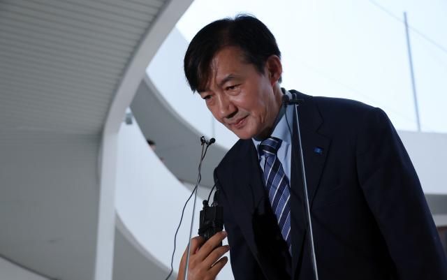 조국혁신당 조국 전 대표가 24일 부산 중구 부산민주공원에서 당원들과 취재진에게 인사하고 있다 부산민주공원은 조 전 대표가 조국혁신당 창당 선언을 한 장소다 사진연합뉴스