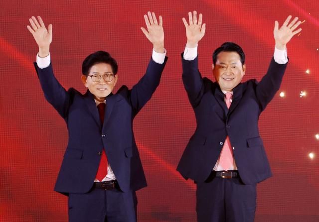 충북 청주시 흥덕구 청주오스코에서 열린 국민의힘 제6차 전당대회에서 결선에 진출한 김문수왼쪽 장동혁 당 대표 후보가 손을 흔들고 있다 사진연합뉴스