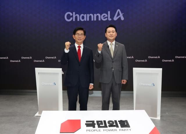 국민의힘 당 대표 선거 결선에 진출한 김문수·장동혁 후보가 23일 서울 채널A 광화문 스튜디오에서 열린 방송토론회에서 기념촬영을 하고 있다 사진연합뉴스