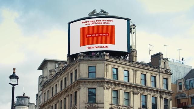 LG전자는 내달 3일부터 나흘간 서울 코엑스에서 열리는 세계적인 아트페어 프리즈 서울 2025에 참가해 한국 단색화의 거장 故 박서보 화백의 작품을 LG 올레드 TV를 통해 선보인다 사진은 런던 피카딜리 광장에 위치한 대형 전광판에서 예고 영상을 상영하고 있는 모습 사진LG전자