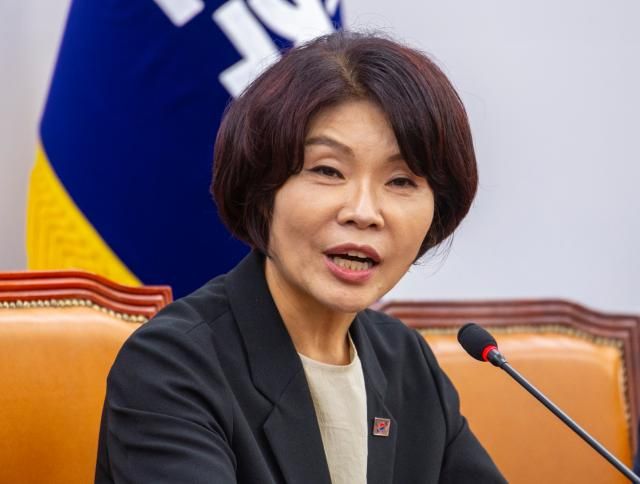 한정애 더불어민주당 정책위의장이 5일 국회에서 열린 원내대책회의에서 발언하고 있다 사진연합뉴스