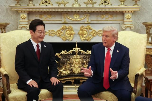 이재명 대통령이 25일현지시간 미국 워싱턴 DC 백악관 오벌오피스에서 도널드 트럼프 미국 대통령과 한미 정상회담을 하고 있다 사진연합뉴스