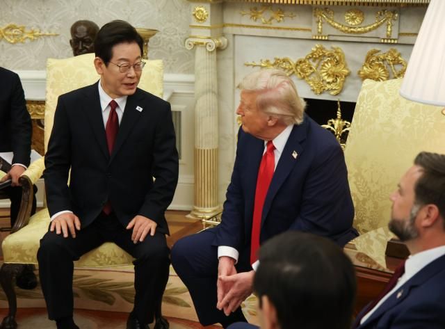 이재명 대통령이 25일현지시간 미국 워싱턴 DC 백악관 오벌오피스에서 도널드 트럼프 미국 대통령과 한미 정상회담을 하고 있다 사진연합뉴스