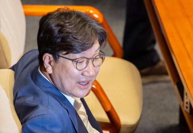 권성동 국민의힘 의원이 21일 서울 여의도 국회 본회의에 출석해 박덕흠 의원과 대화하고 있다 사진연합뉴스