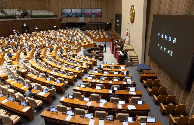 주진우 국민의힘 의원이 25일 국회에서 상법 개정안 처리와 관련해 무제한 토론필리버스터을 하고 있다 사진연합뉴스