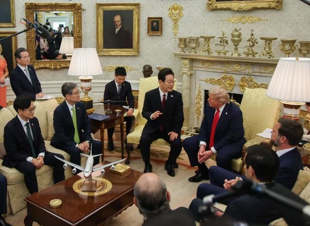 이재명 대통령이 25일현지시간 미국 워싱턴 DC 백악관 오벌오피스에서 도널드 트럼프 미국 대통령과 한미 정상회담을 하고 있다 사진연합뉴스