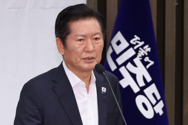 정청래 더불어민주당 대표가 지난 24일 서울 여의도 국회에서 열린 의원총회에서 발언하고 있다 사진연합뉴스