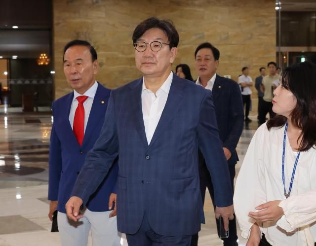 국민의힘 권성동 의원이 21일 국회 본회의장에 입장하고 있다 사진연합뉴스