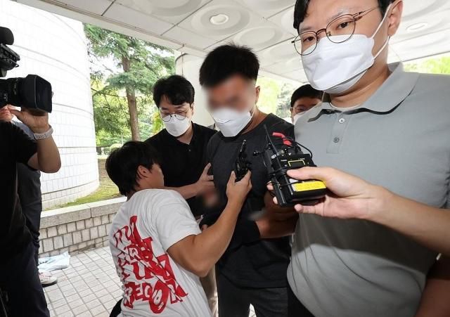 그룹 방탄소년단BTS의 정국 등 국내 재력가들의 자산을 탈취한 혐의를 받는 해킹조직 총책 중국 국적 A씨가 24일 서울 서초구 서울중앙지법에서 열린 구속 전 피의자 심문영장실질심사에 출석하고 있다 사진연합뉴스