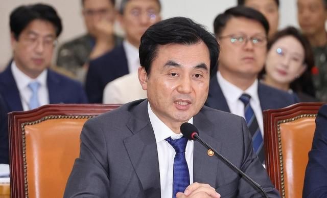 안규백 국방부 장관이 25일 국회 국방위원회 전체회의에서 대북 화해 정책 등 현안과 관련한 위원 질의에 답하고 있다 사진연합뉴스 