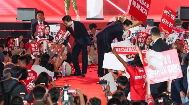 22일 충북 청주시 청주오스코에서 열린 국민의힘 제6차 전당대회에서 당대표 결선투표에 오른 김문수·장동혁 후보가 당원들에게 인사하고 있다 사진연합뉴스