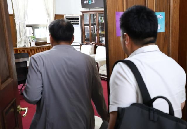 김영환 충북지사가 체육계 인사들로부터 500만원이 든 돈봉투를 수수했다는 의혹과 관련해 충북경찰청 반부패경제범죄수사대가 21일 오전 충북도청 도지사실을 압수수색하고 있다사진연합뉴스