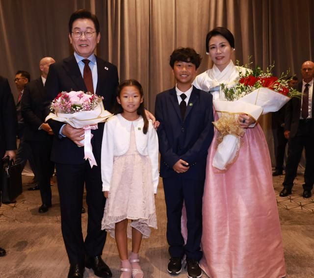 이재명 대통령과 김혜경 여사가 24일현지시간 미국 워싱턴DC의 한 호텔에서 열린 동포 만찬 간담회에서 화동과 기념촬영을 하고 있다 사진연합뉴스