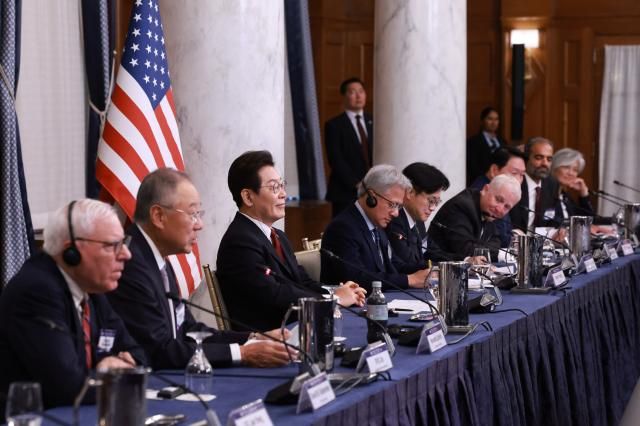 이재명 대통령이 25일현지시간 미국 워싱턴DC 윌라드 호텔에서 열린 한미 비즈니스 라운드 테이블에 참석하고 있다 사진연합뉴스