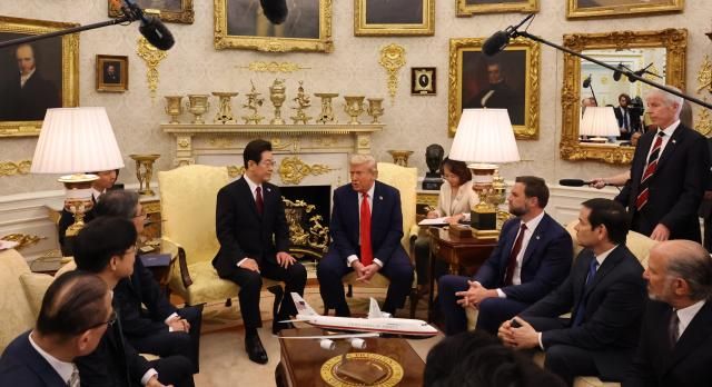 이재명 대통령과 도널드 트럼프 미국 대통령이 25일현지시간 미국 워싱턴DC 백악관에서 정상회담을 하고 있다 사진연합뉴스