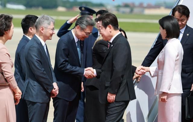 취임 후 처음 미국을 방문한 이재명 대통령과 김혜경 여사가 24일현지시간 미국 워싱턴DC 인근 앤드루스 합동기지에 도착해 영접 나온 조현 외교부 장관과 악수하고 있다 사진연합뉴스