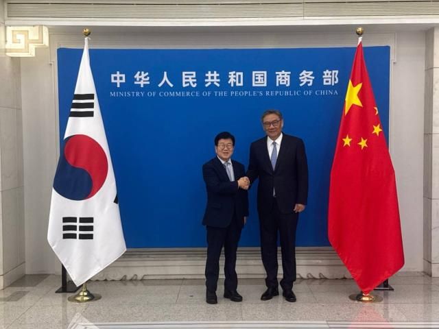 25일 대통령 특사단 단장인 박병석 전 국회의장왼쪽이 중국 베이징 상무부 청사에서 왕원타오 상무부장과 만나 기념 촬영을 하고 있다사진연합뉴스