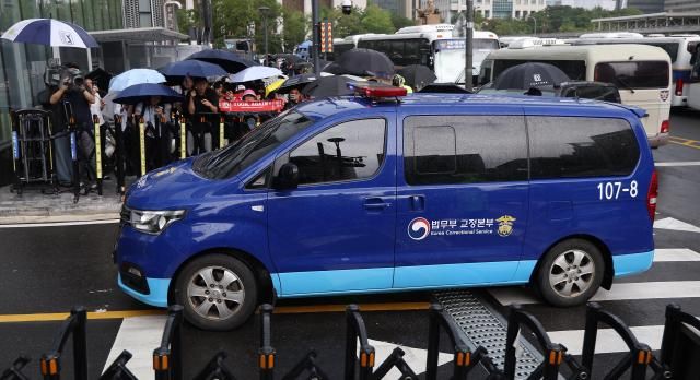 김건희 여사가 탑승한 호송차가 25일 김 여사 관련 의혹들을 수사하는 민중기 특별검사팀 사무실이 마련된 서울 종로구 KT광화문빌딩으로 들어가고 있다 사진연합뉴스