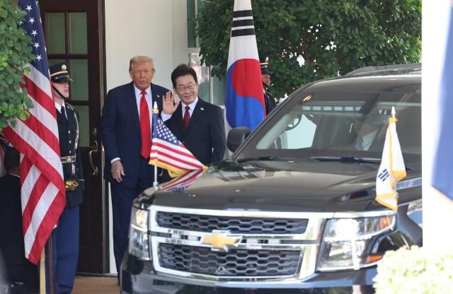 이재명 대통령이 25일현지시간 미국 워싱턴 DC 백악관에서 영접나온 도널드 트럼프 미국 대통령을 만나 인사하고 있다 사진연합뉴스
