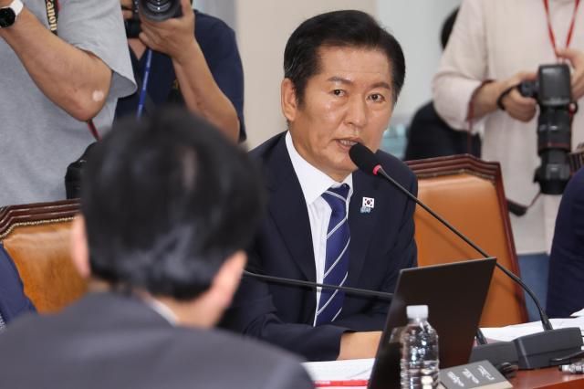 더불어민주당 정청래 대표가 25일 국회 국방위원회 전체회의에서 안규백 국방부 장관에게 질의하고 있다 사진연합뉴스