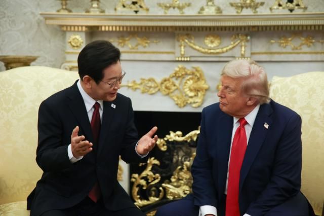 이재명 대통령이 25일현지시간 미국 워싱턴 DC 백악관 오벌오피스에서 도널드 트럼프 미국 대통령과 한미 정상회담을 하고 있다사진연합뉴스