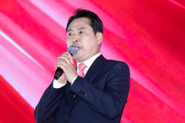 국민의힘 당 대표 결선투표 진출자 장동혁 후보가 22일 충북 청주시 오스코에서 열린 제6차 전당대회에서 소감을 밝히고 있다 사진연합뉴스