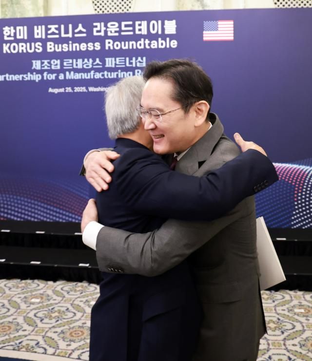 이재용 삼성전자 회장이 25일현지시간 미국 워싱턴DC 윌라드 호텔에서 열린 한미 비즈니스 라운드 테이블에서 젠슨 황 엔비디아 최고경영자와 포옹하고 있다 사진연합뉴스